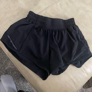 Lululemon Hotty Hot Low-Rise Lined Short 2.5"